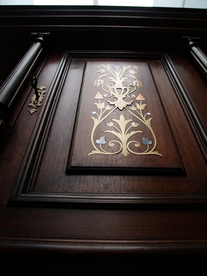 Schrank antik Messing Intarsien Gruenderzeit