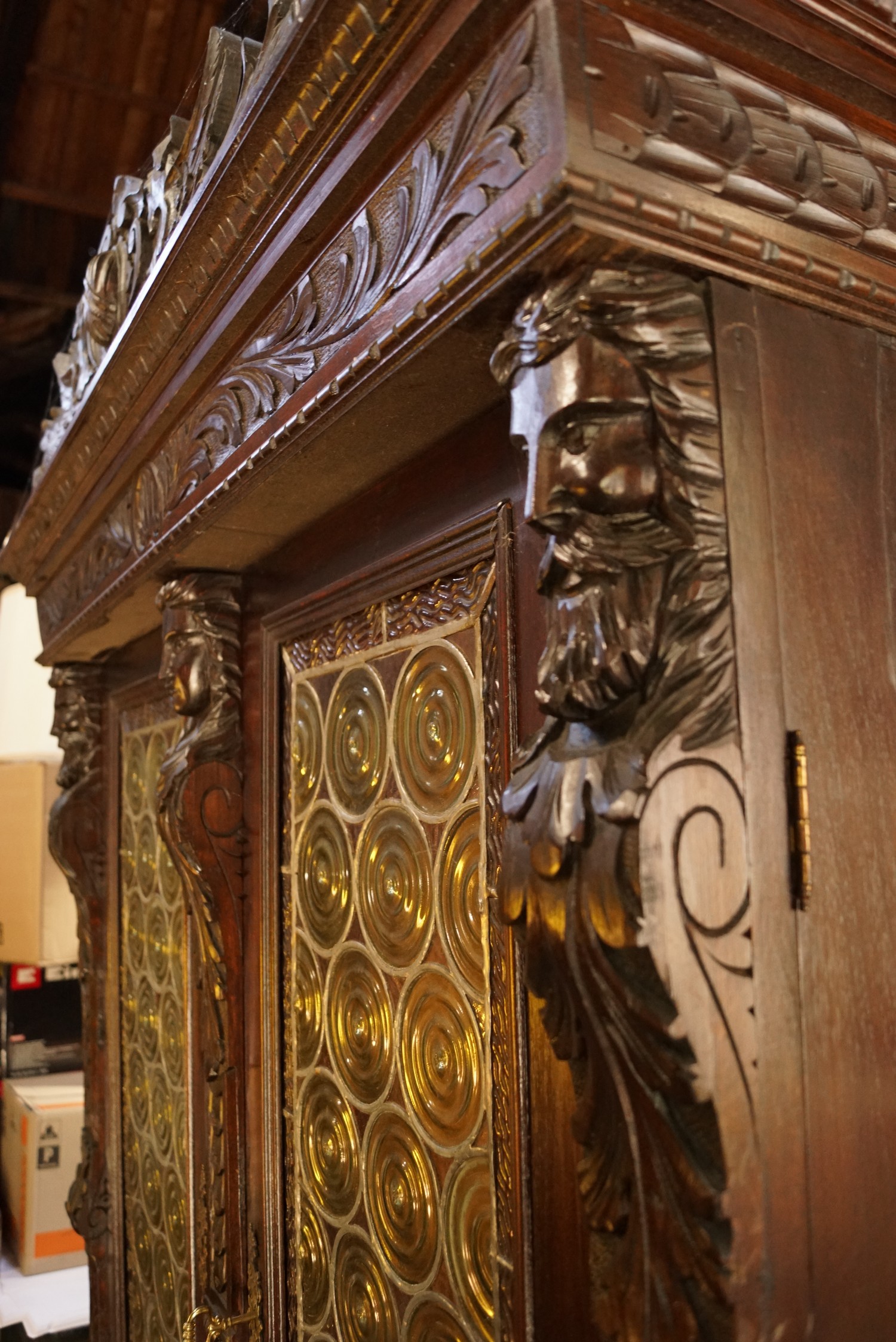 Antiker Schrank Renaissance Möbel Antiquität beschnitzt Köpfe