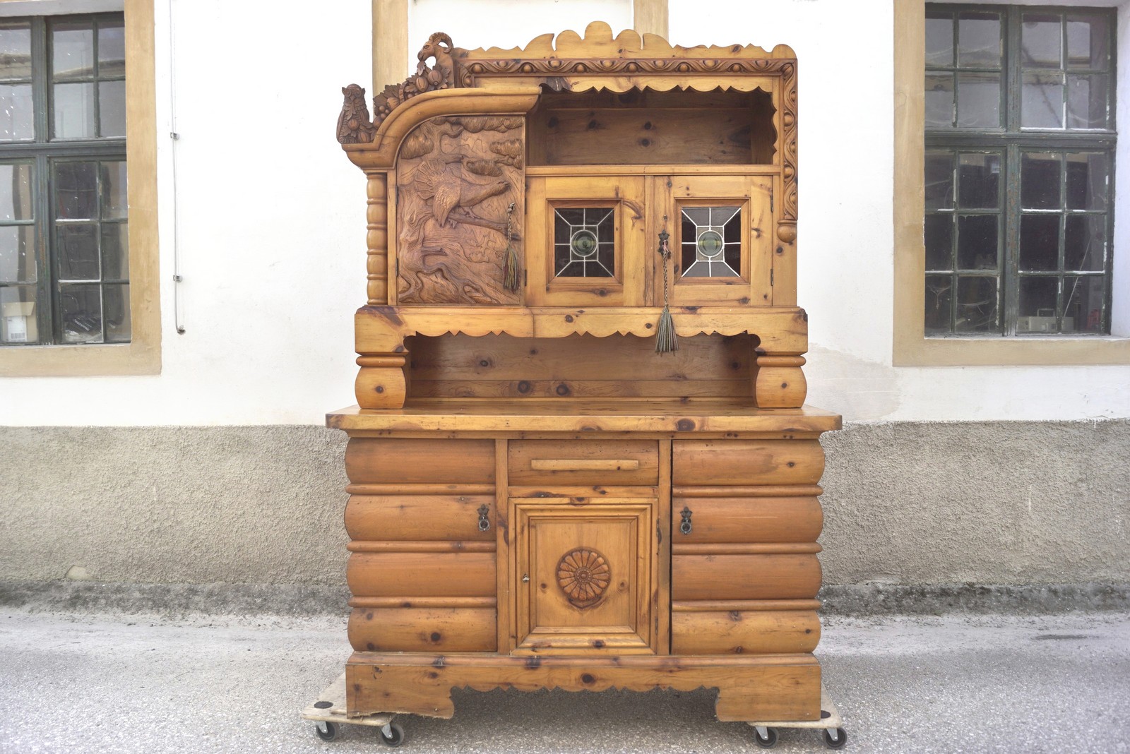 Vintage Möbel Bauernschrank antik Massivholz Zirbe Jagdschrank Almhütte Steinbock Waldtiere Kredenz