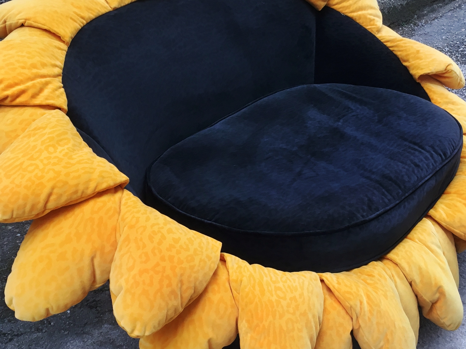 Bretz Sofa Sunny Sonnenblume gelb schwarz Federfüße Ufo Pool