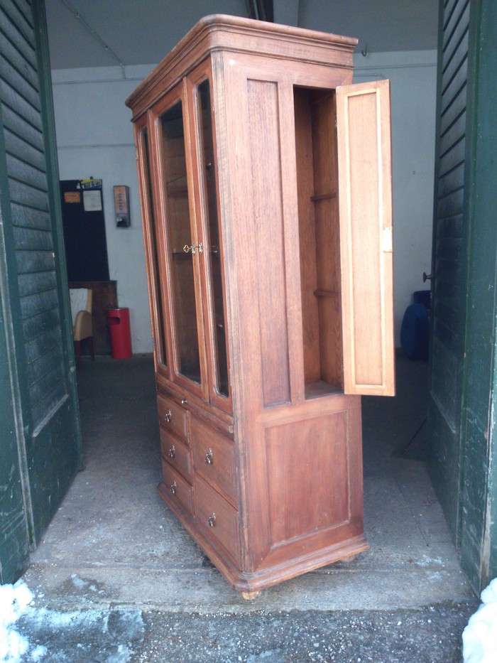 Antiker Schrank mit Geheimfach