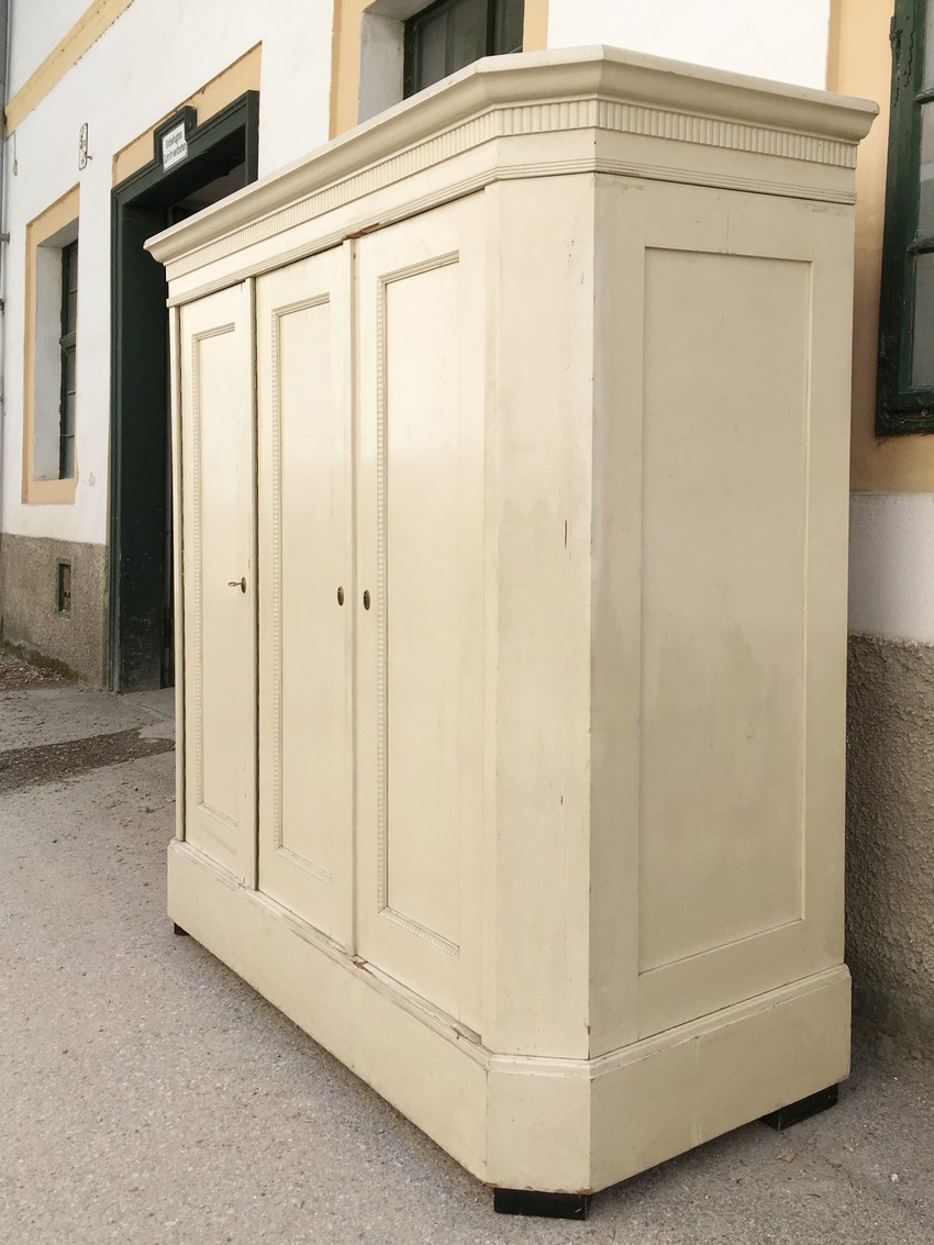 Kleiderschrank dreitürig Vollholz antik creme Dielenschrank Shabby Chic