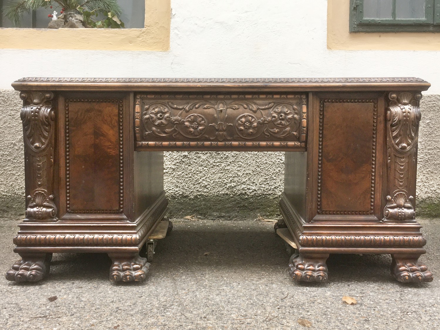 Schreibtisch antik Freisteher Herrenzimmerschreibtisch groß Tatzenbeine beschnitzt