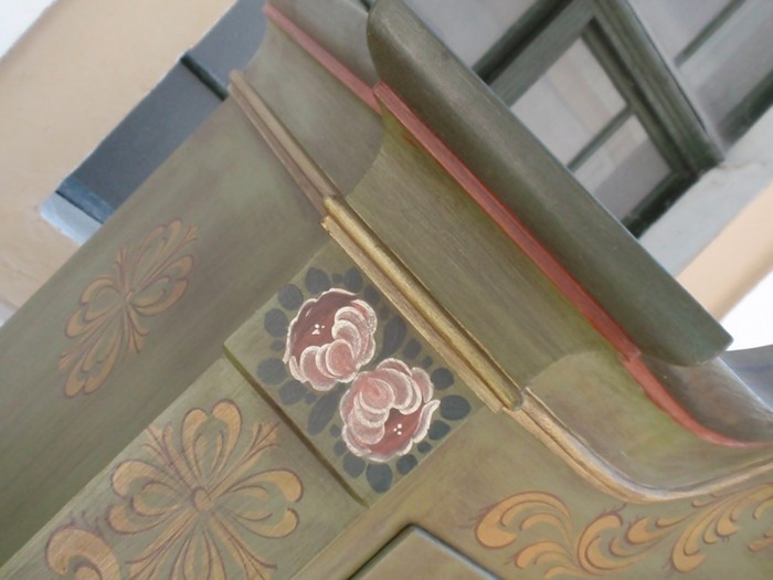 Bauernschrank grün bemalt