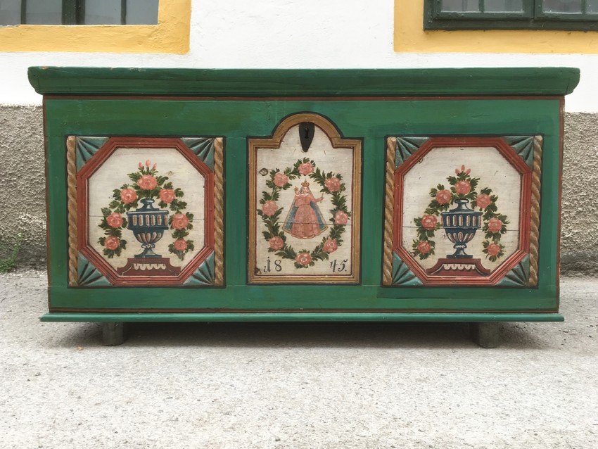 Bauerntruhe handbemalt antik Flachdeckeltruhe mit Innenladen Massivholz grün Heiligenfigur Bauernmöbel Schrank