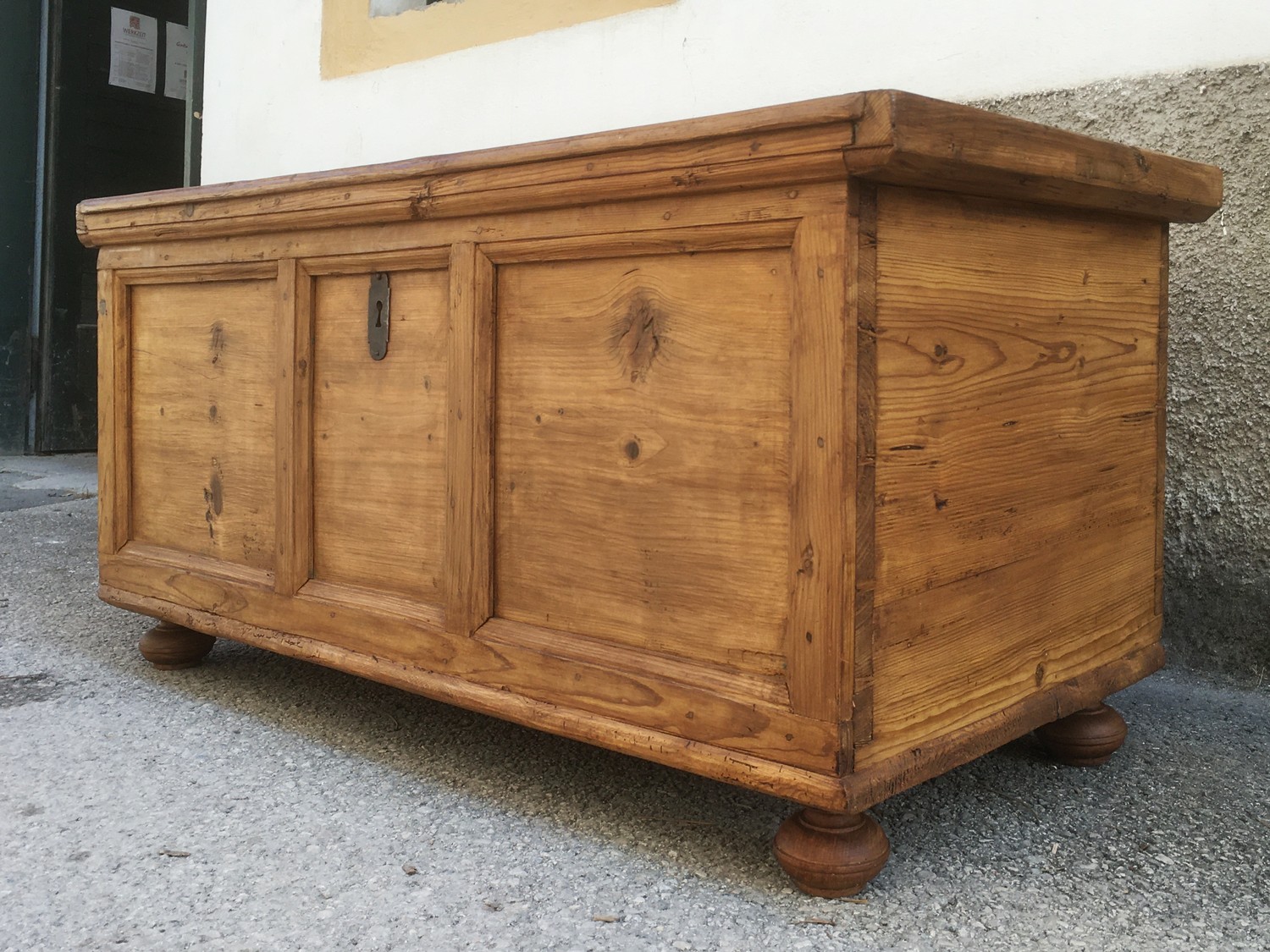 Truhe antik Naturholz saniert Landhausstil Möbel nachhaltig vegan Truhenbank