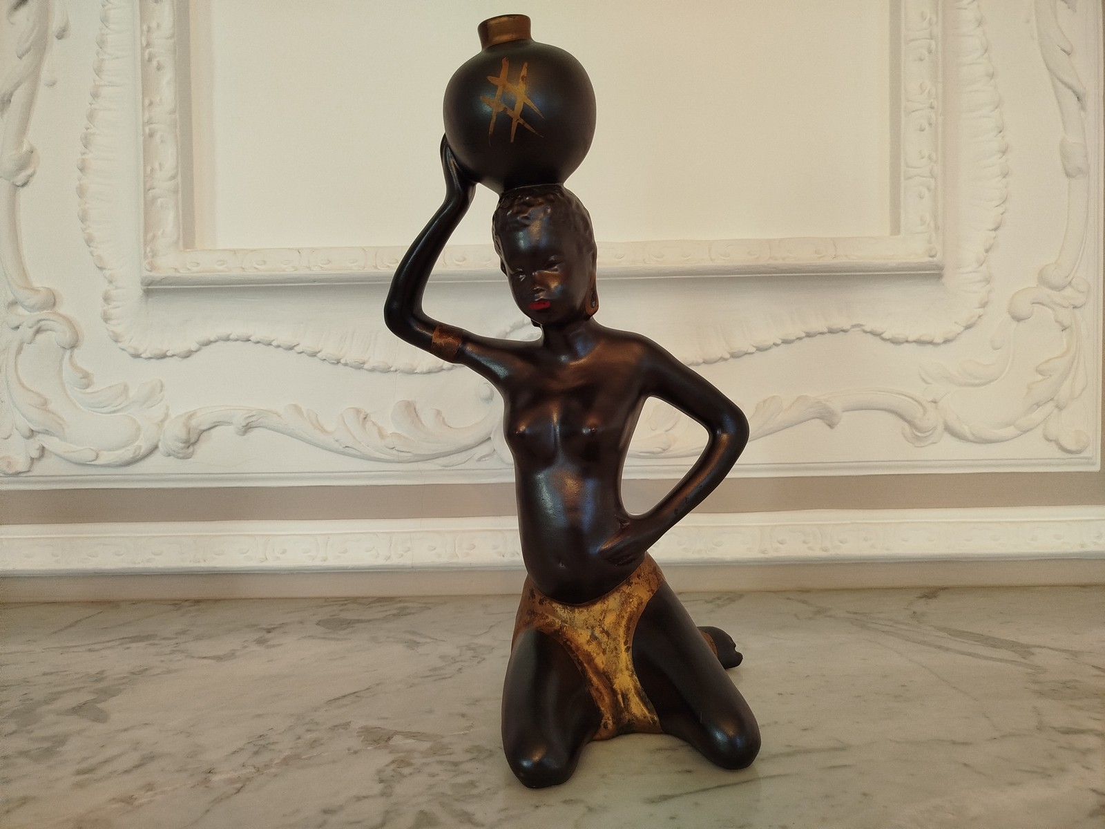 Vintage Keramik Skulptur Afrikanerin mit Wasserkrug original um 1960