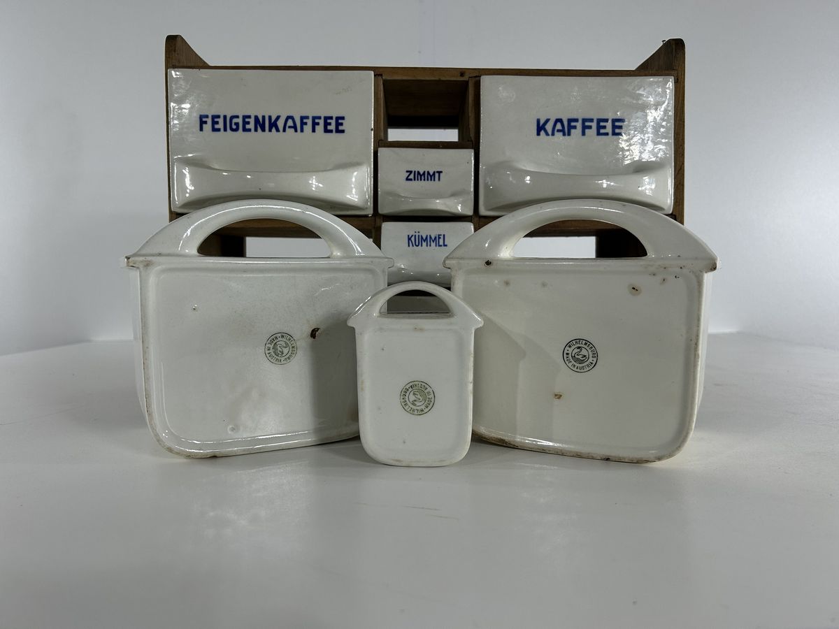 Vintage Schüttenregal mit Wilhelmsburger Keramik