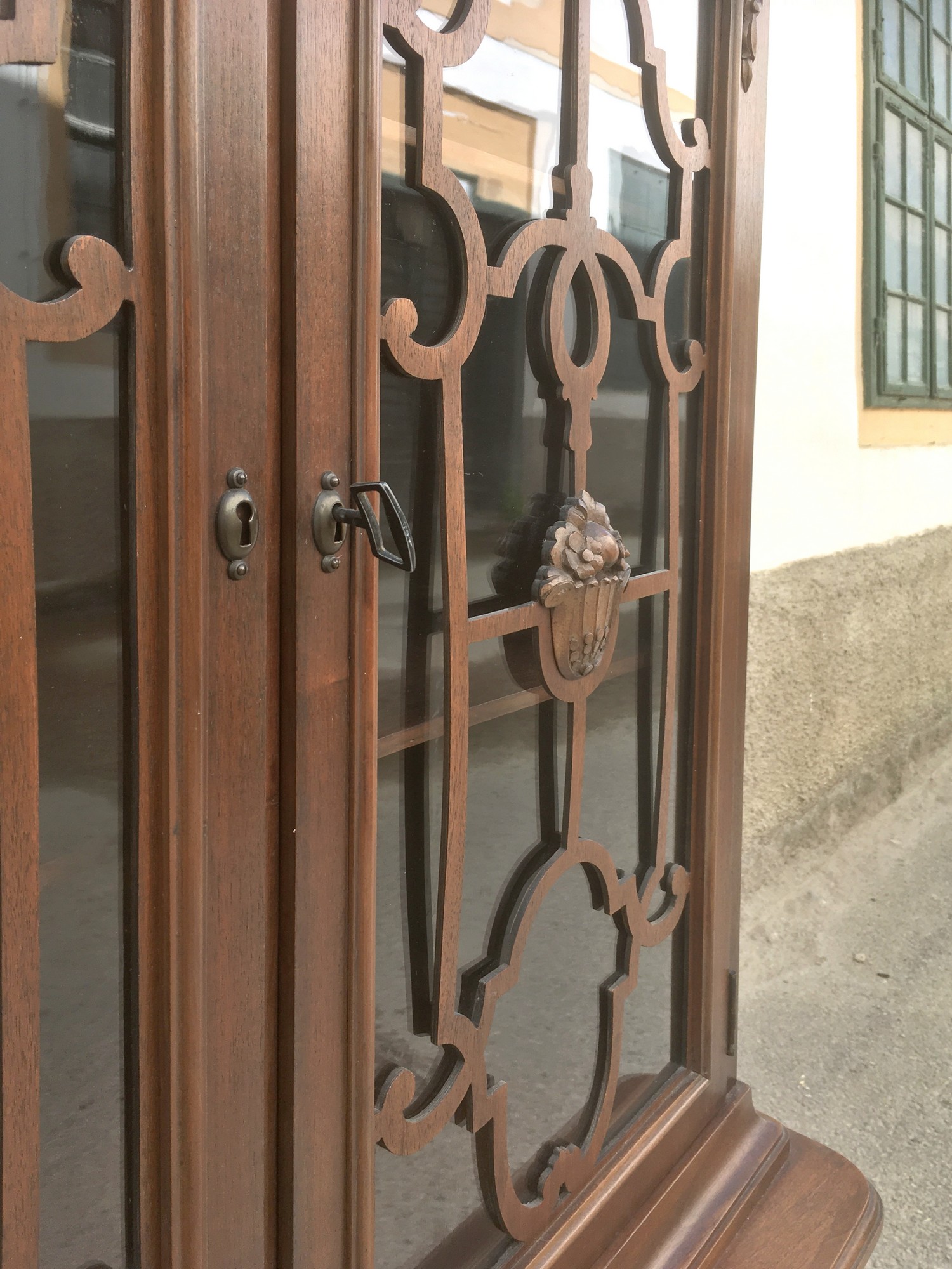 Vitrine antik Geschirrschrank beschnitzt Spiegel Vollholz Vintage Möbel