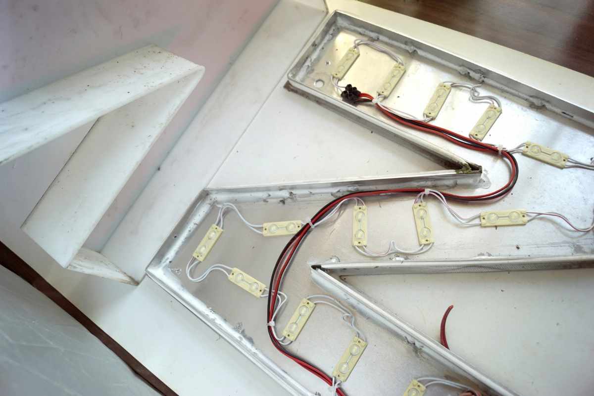 Wandlampe Vintage Leuchtbuchstabe Tischlampe Design groß Leuchtreklame Mancave