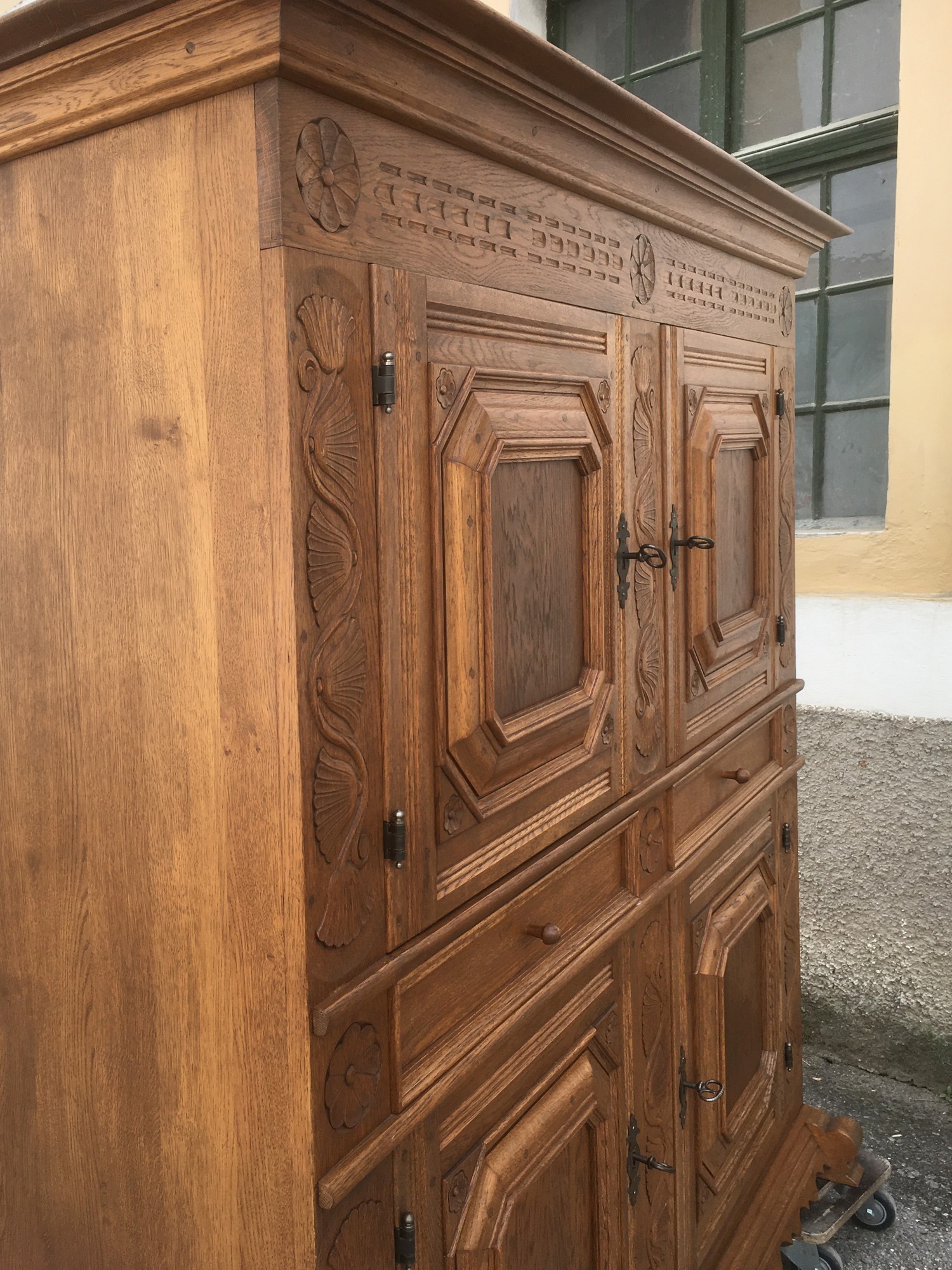 Schrank Eiche massiv Bauernschrank Jagdstube beschnitzt Vintage Vollholz Dielenschrank