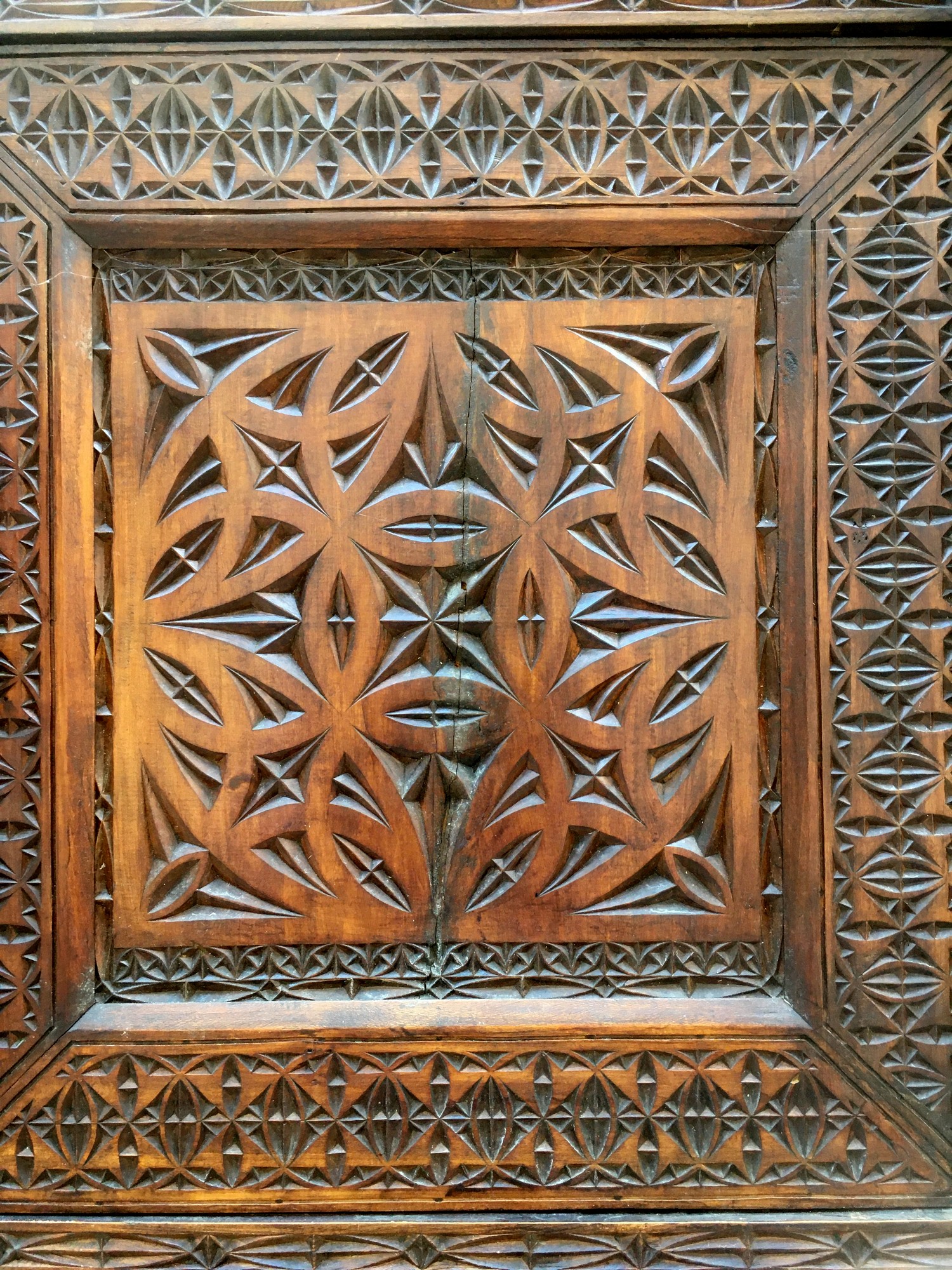 Antiker Schrank beschnitzt nachhaltiges Möbel Vintage Kerbschnitzerei Marmorplatte