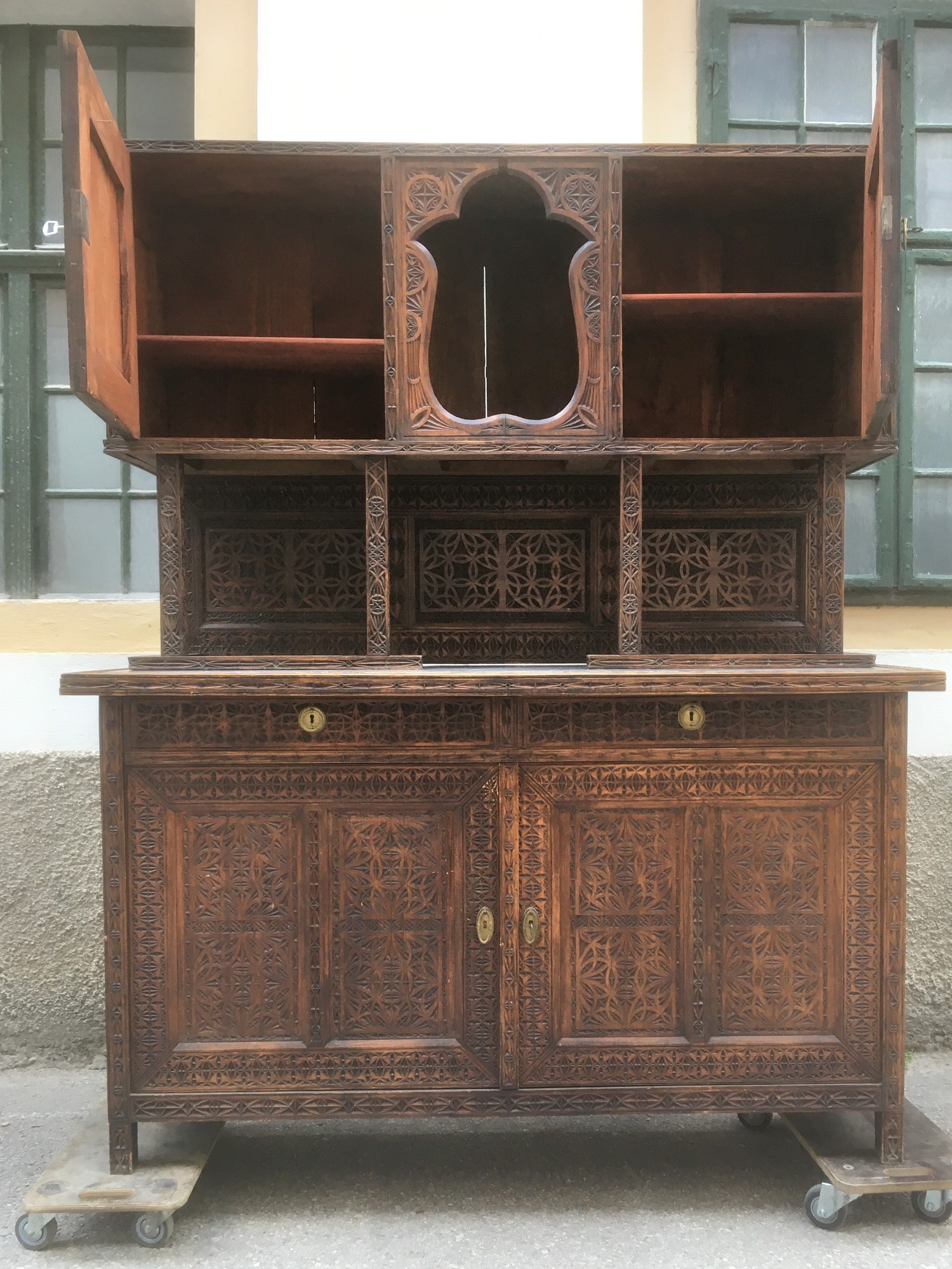 Antiker Schrank beschnitzt nachhaltiges Möbel Vintage Kerbschnitzerei Marmorplatte nachhaltig Vegan