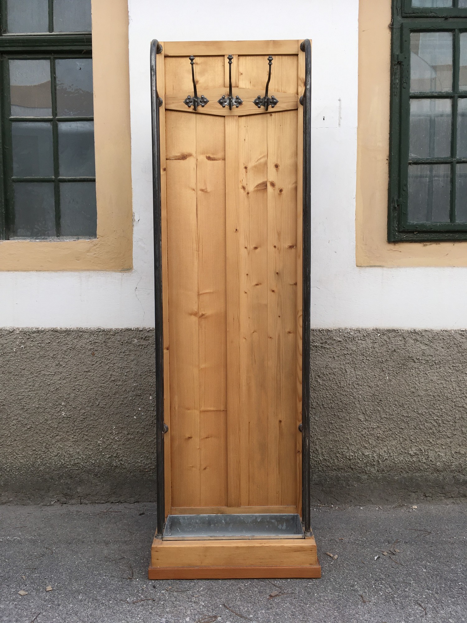 Garderobenwand antik Jugendstil saniert Weichholz Kleiderhaken Landhausmöbel