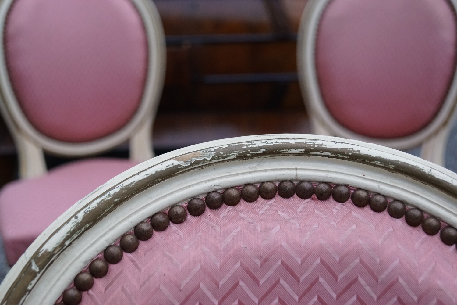 Sessel Louis XVI antike Chesterfield Massivholz Stilmöbel weiß rosa