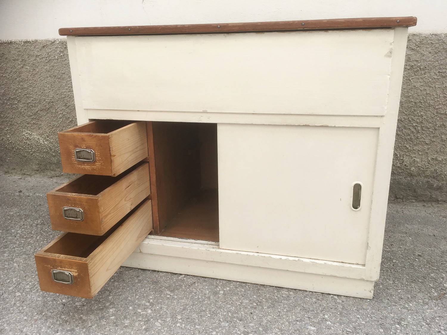 Kommode Vintage weiß Vollholz antik Omas Küchenschrank 30er-/40er-Jahre Schiebetüren Laden