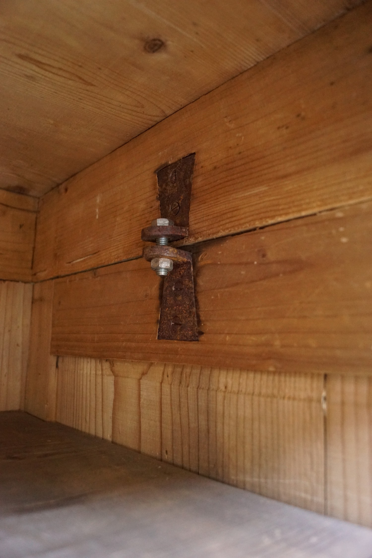 Keilschrank antik Weichholz