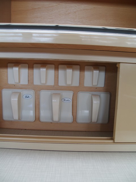 Vintage Küchenschrank 60er-Jahre Schüttenregal Original Requisite Film Fotoshotting Rockabilly