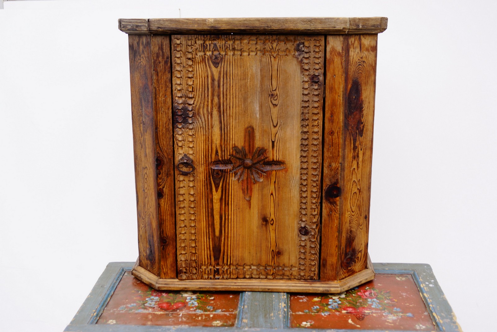 Wandschrank antik rustikales Bauernmöbel 1890 Schnapskasten Bauernschrank Bauernstube Zirbe