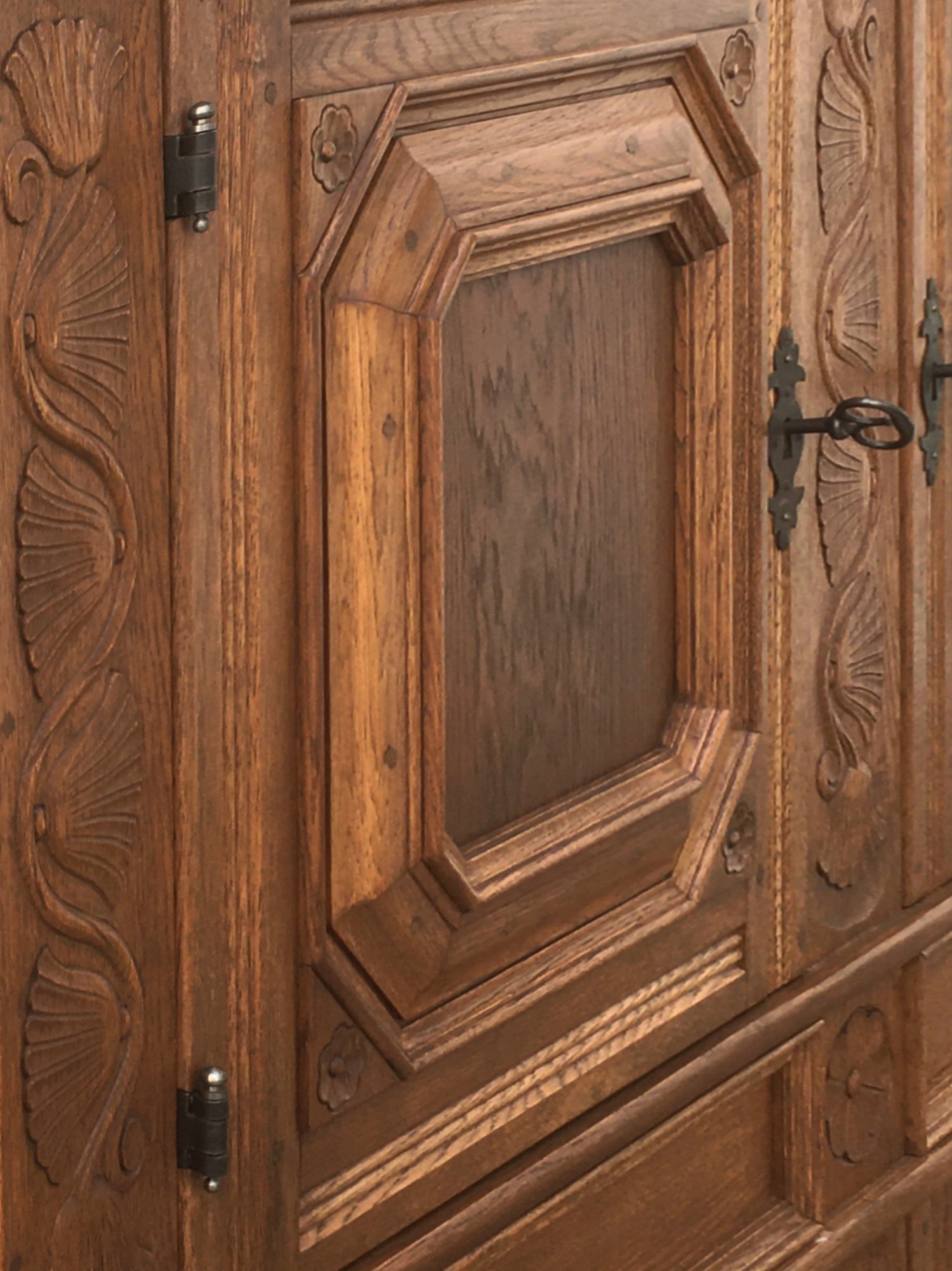 Schrank Eiche massiv Bauernschrank Jagdstube beschnitzt Vintage Vollholz Dielenschrank