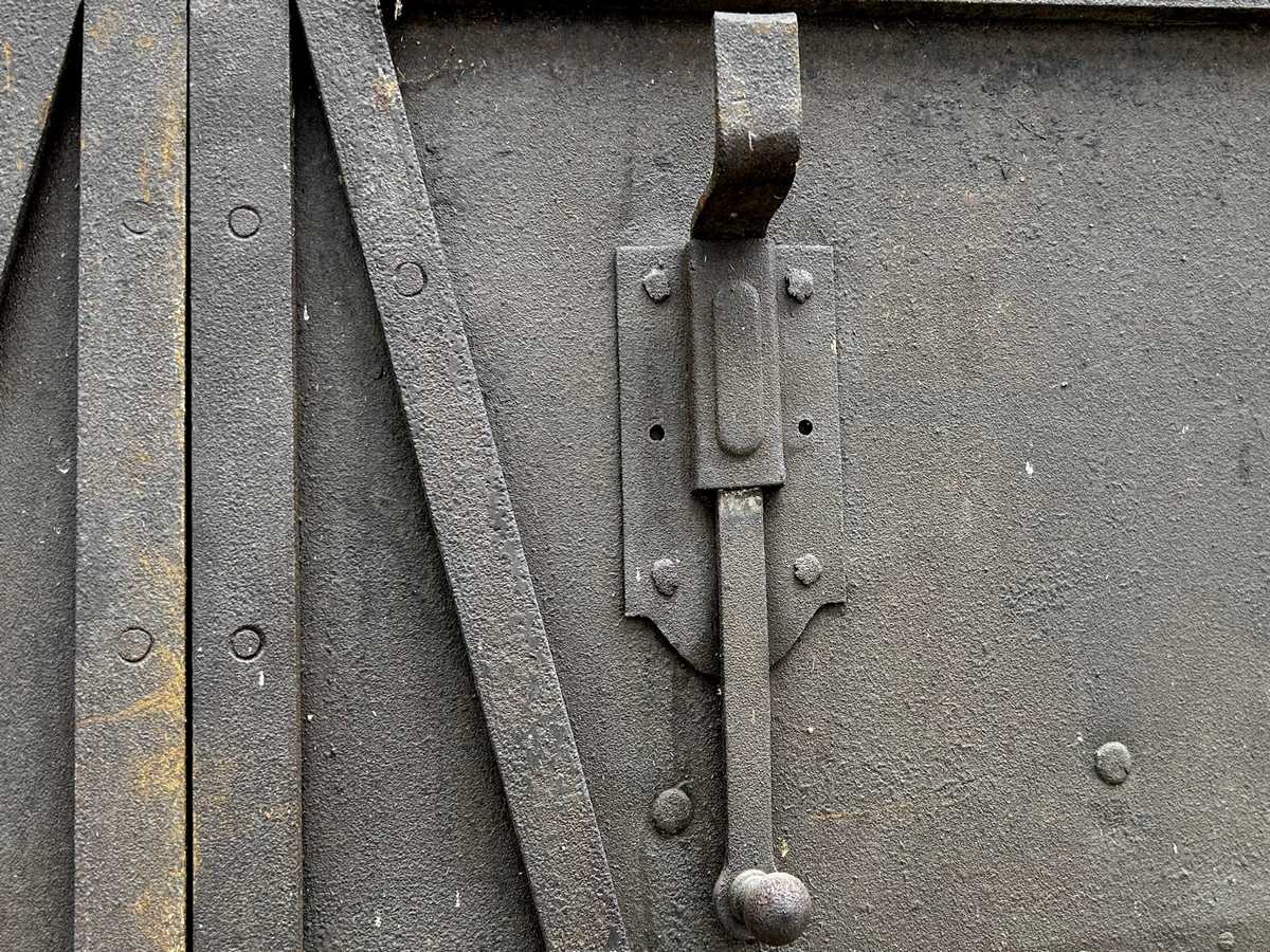 Schmiedeeisentür antik Industrialdesign Barock Requisite Film