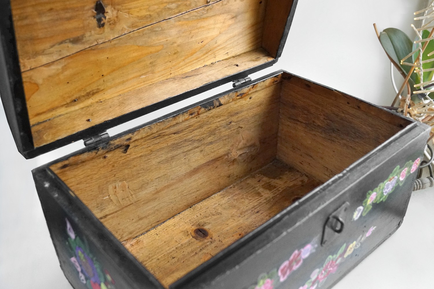 Truhe Bauerntruhe klein bemalt Eisenbeschläge antik