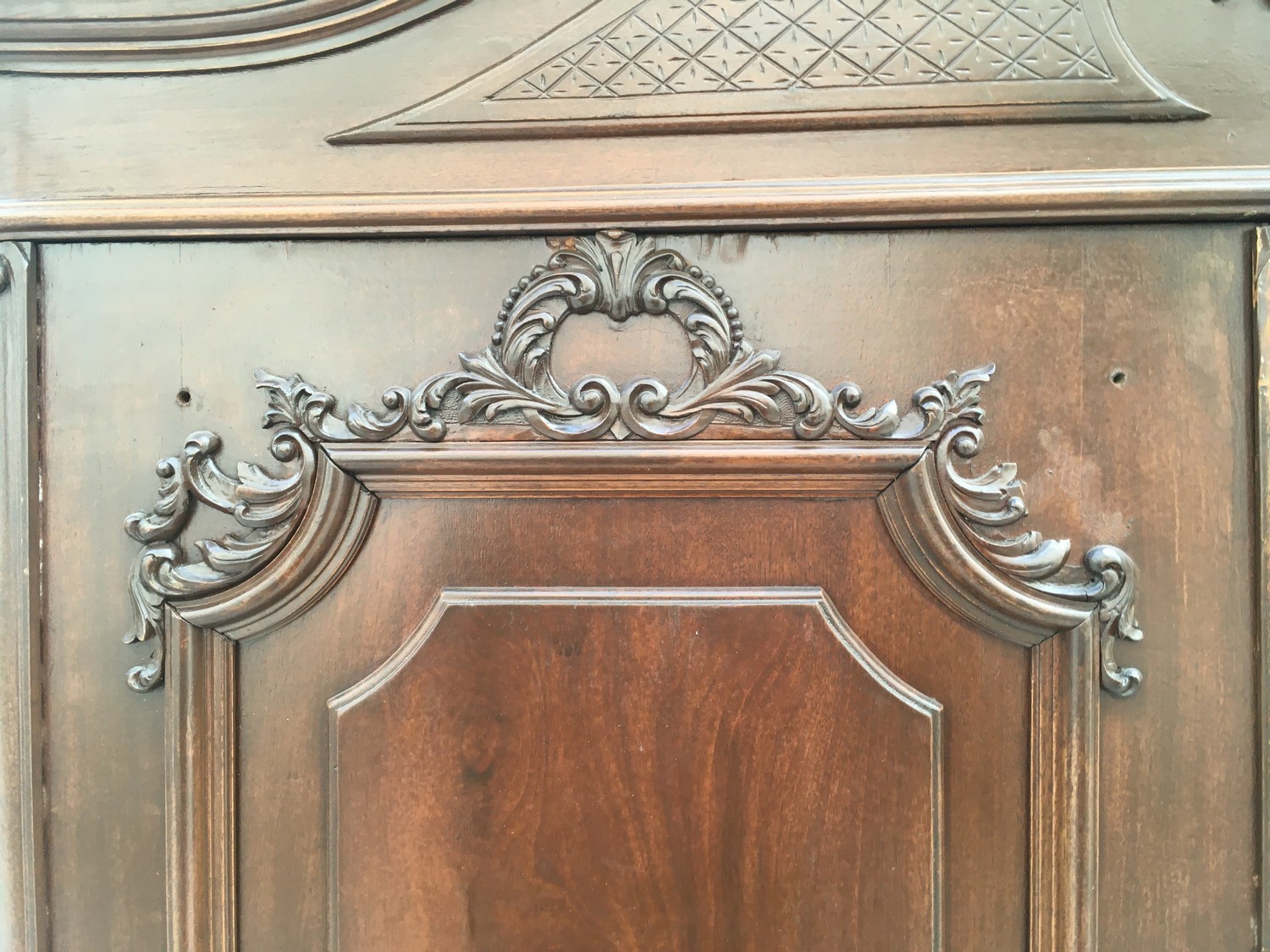 Antiker Schrank aus Vollholz um 1880