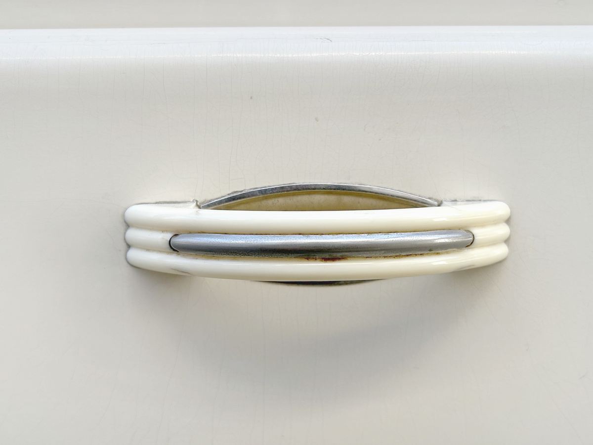 Alter Schrank weiß Bakelit Griffe