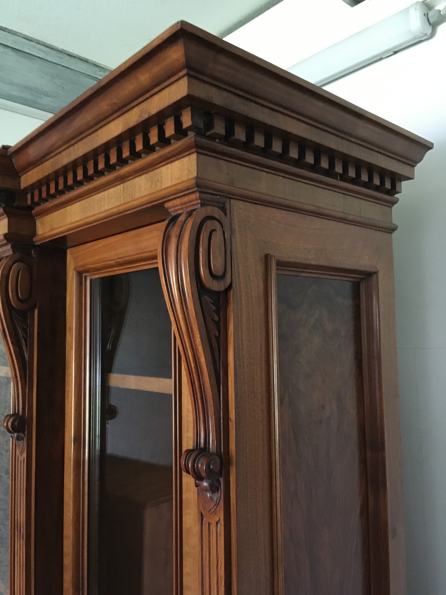 antiker Bücherschrank Vitrine Küchenschrank Nuss Historismus