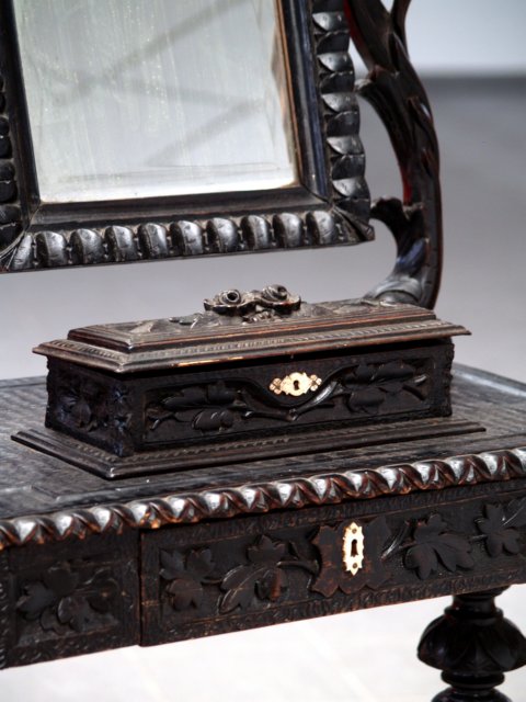 Schminktisch beschnitzt