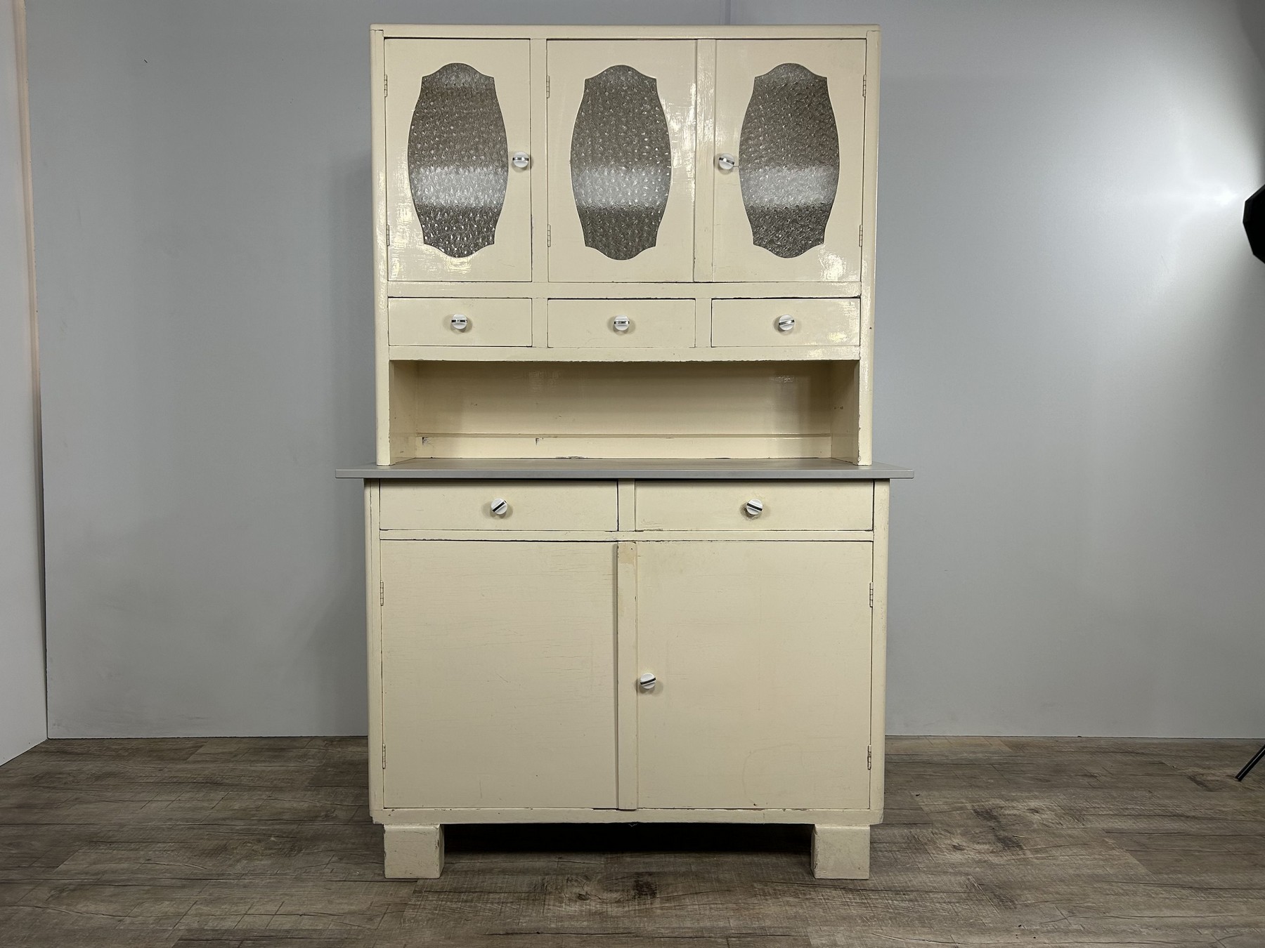 Antike Kredenz Gesamtansicht frontal vintag Küchenschranke