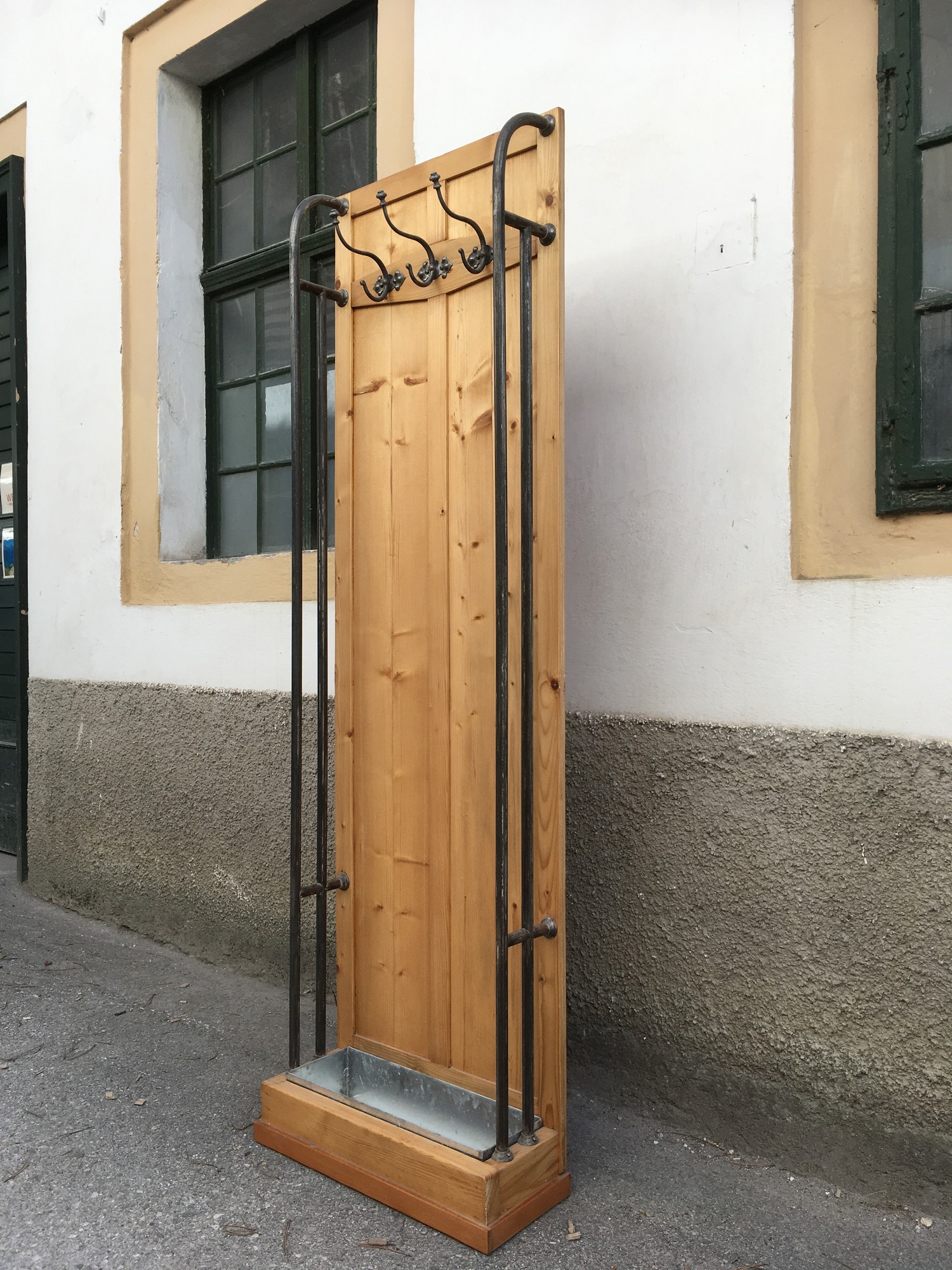 Garderobenwand antik Jugendstil saniert Weichholz Kleiderhaken Landhausmöbel