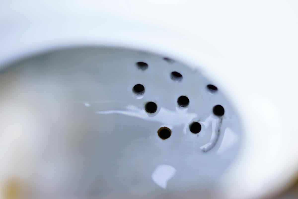 Antik Teekanne mit integriertem Sieb