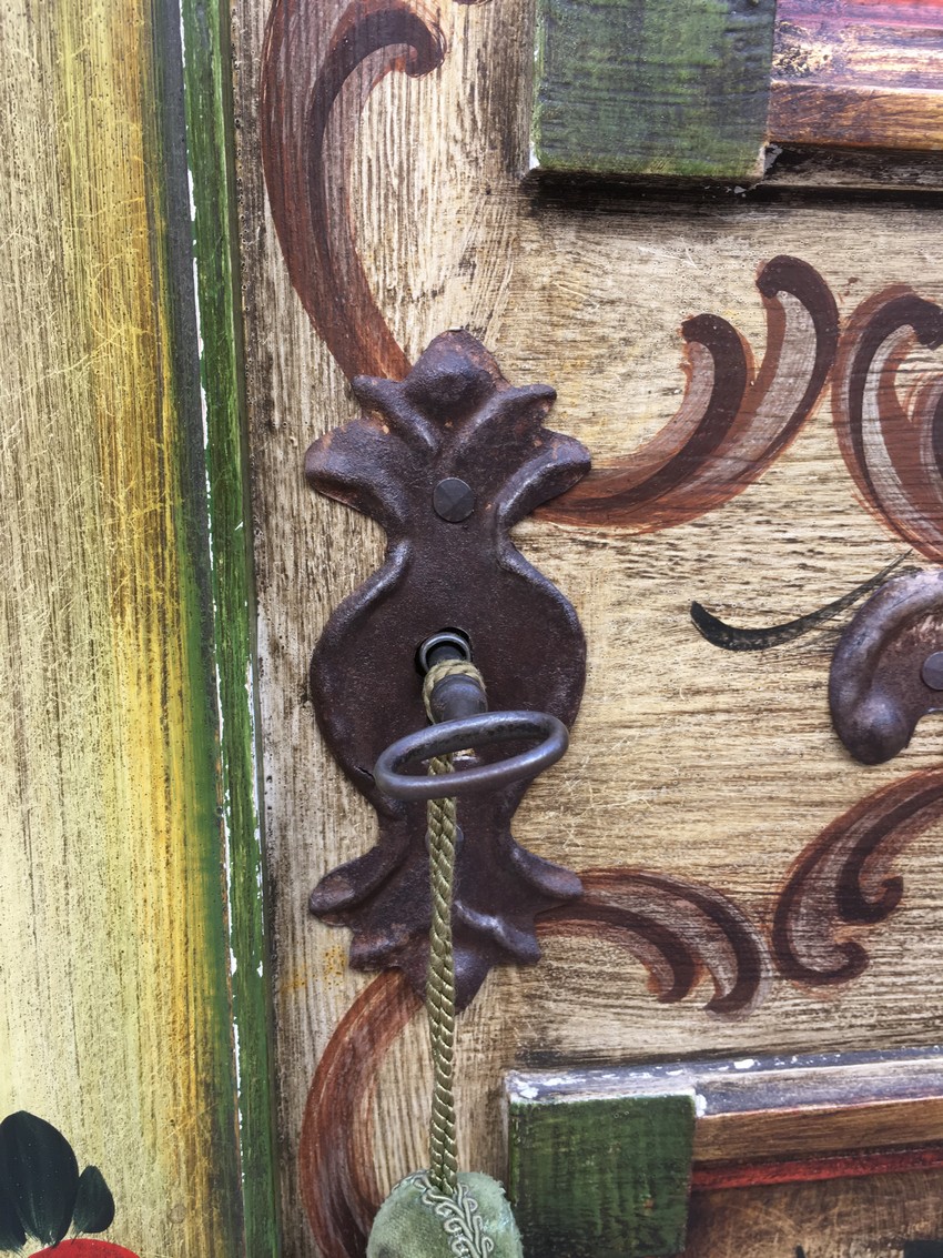 Bauernschrank Antikstil grün rot Dielenschrank bemalt