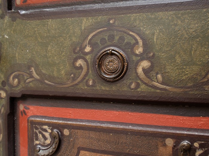 Kleiderschrank bemalt