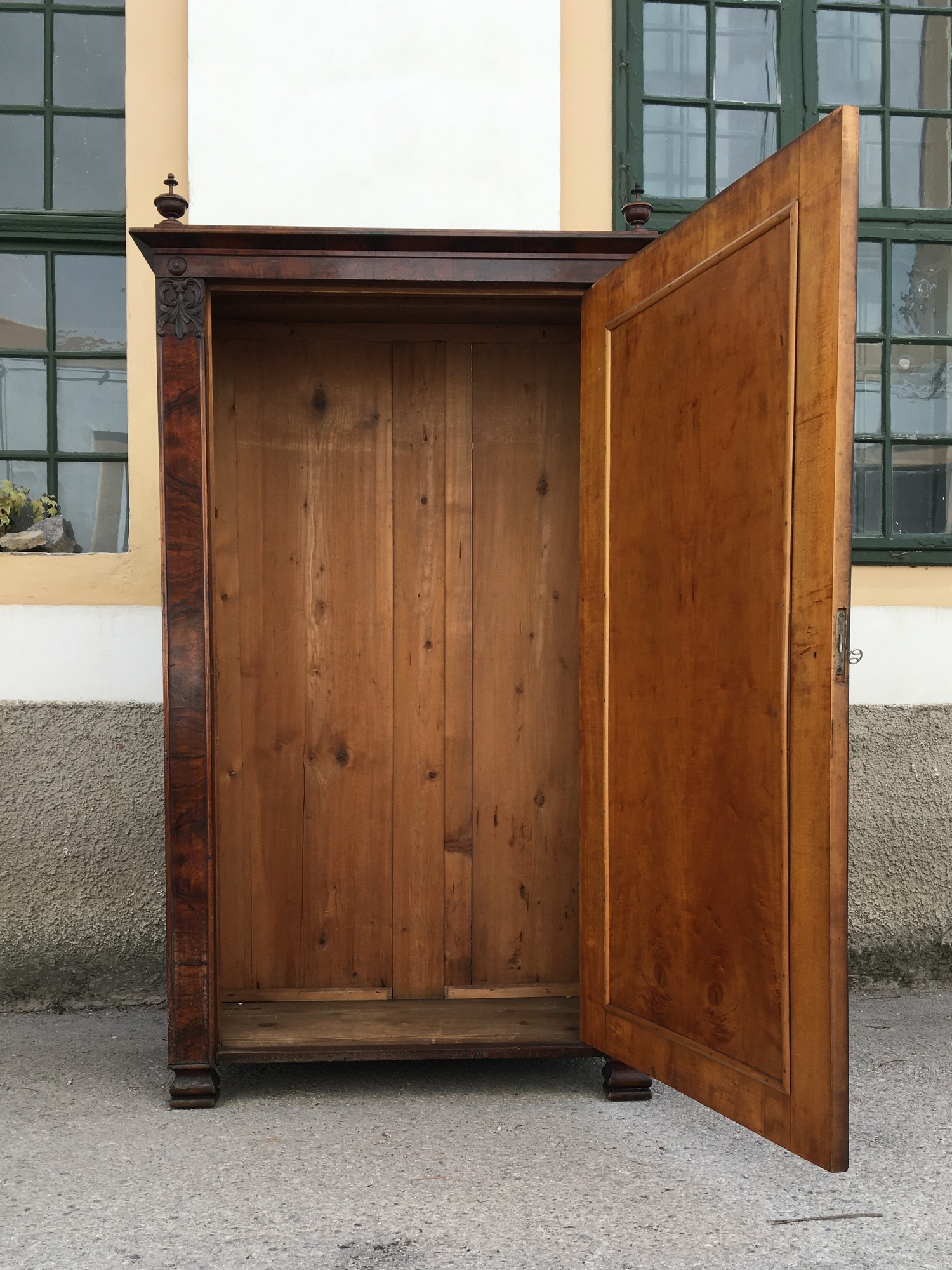 Schrank Kleiderschrank Biedermeier Nussholz Original Brezelschrank antik