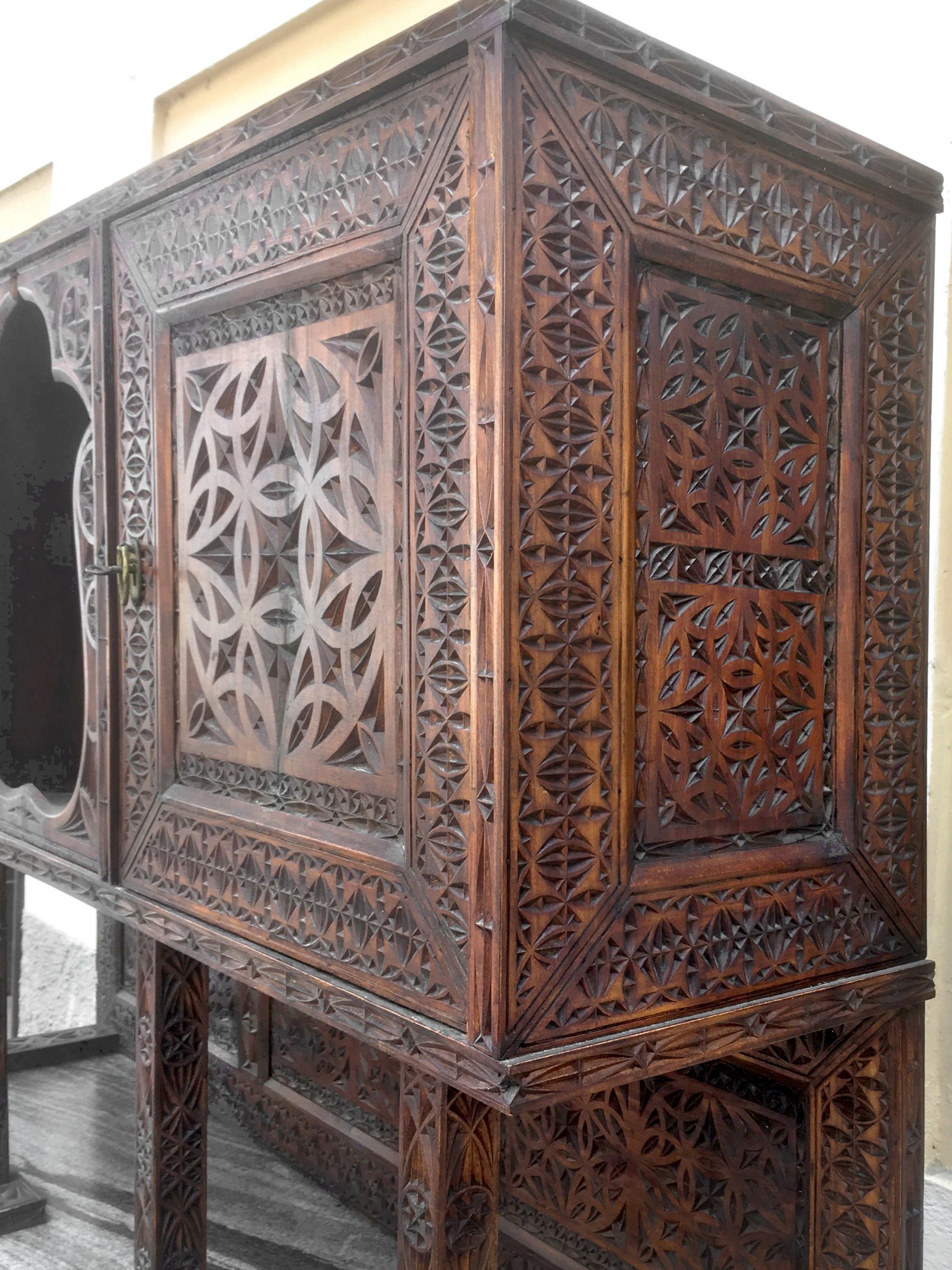 Antiker Schrank beschnitzt nachhaltiges Möbel Vintage Kerbschnitzerei Marmorplatte Kredenz