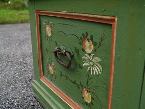 Bauerntruhe grün bemalt