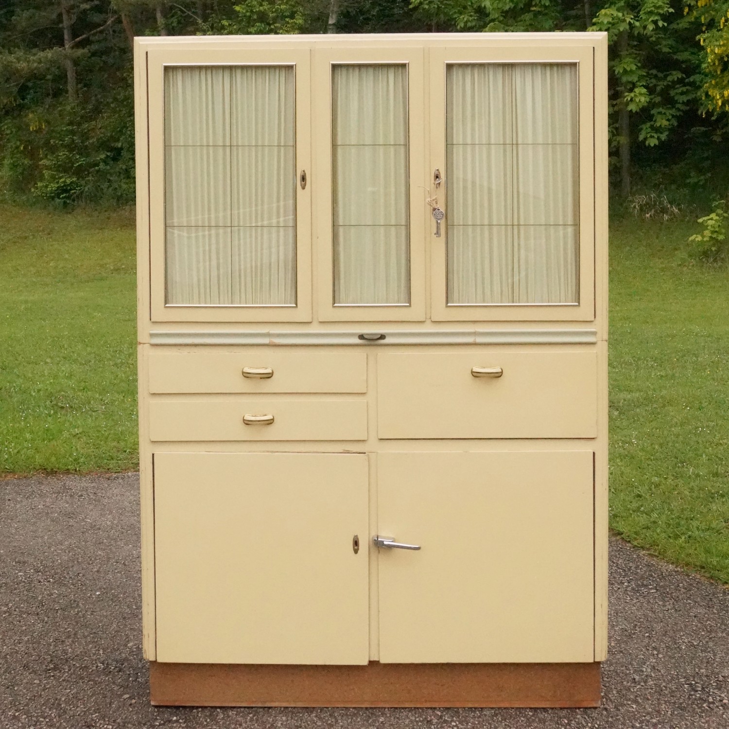 Küchenschrank creme Midcentury Vintage Schütten Schrank 50er-Jahre Vitrine Silberleiste