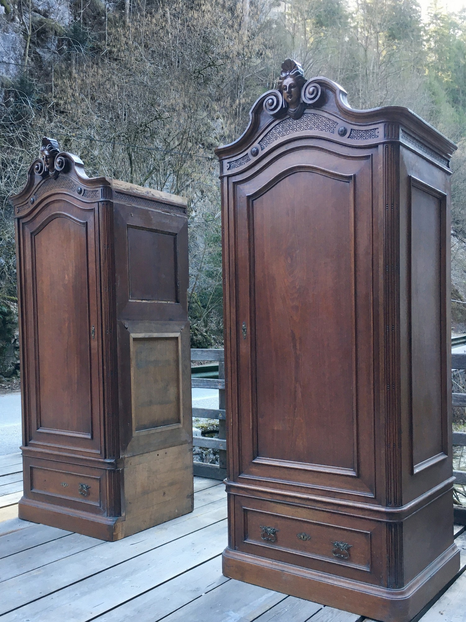 Schrank antik Pfeifenbarock beschnitzt Köpfe Engel Sakraler Dielenschrank