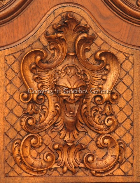 Teufel MSchrank antik große Kredenz Möbel mit Fratzen Satyr um 1870