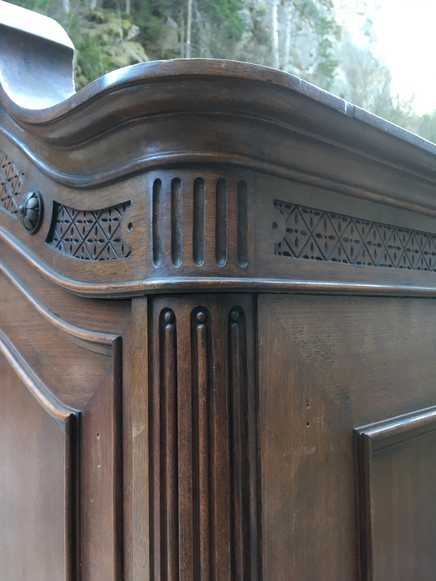 Schrank antik beschnitzt Lisenen Historismus Dielenschrank Garderobe massiv Nussholz Antiquität