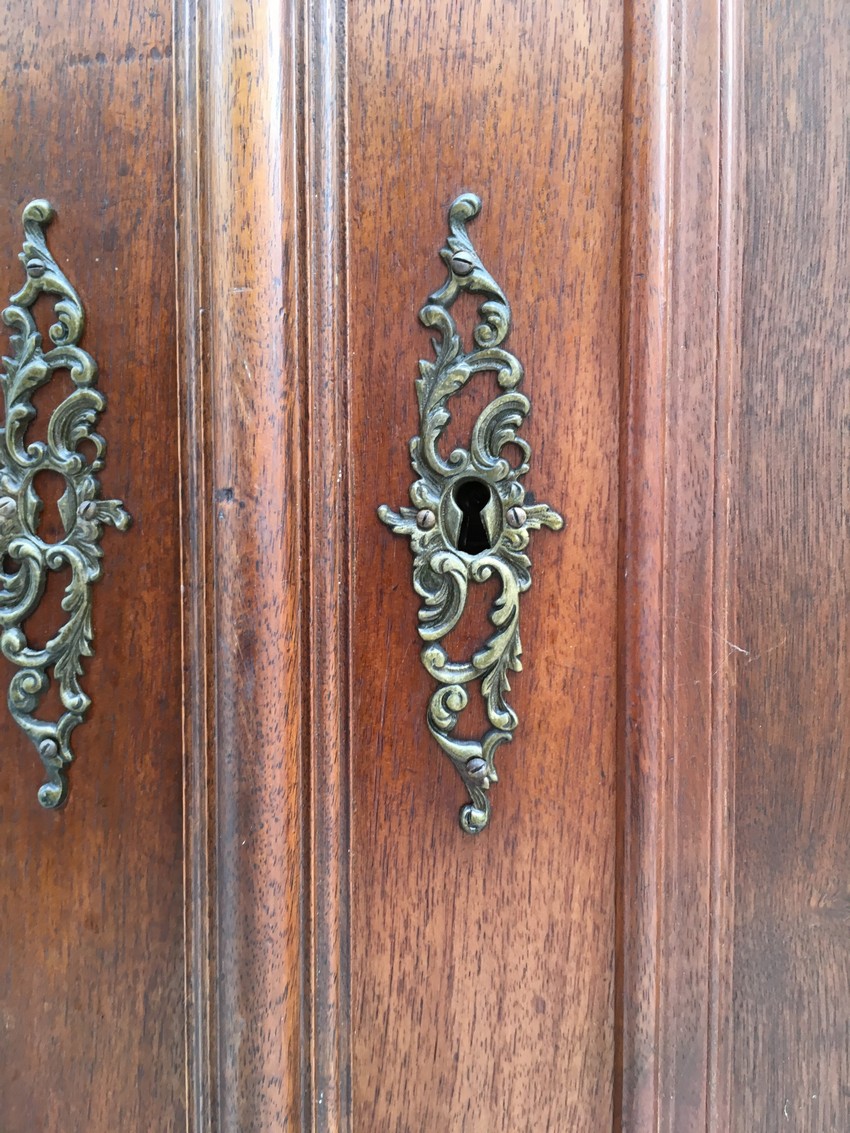 antiker Dielenschrank Nussholz