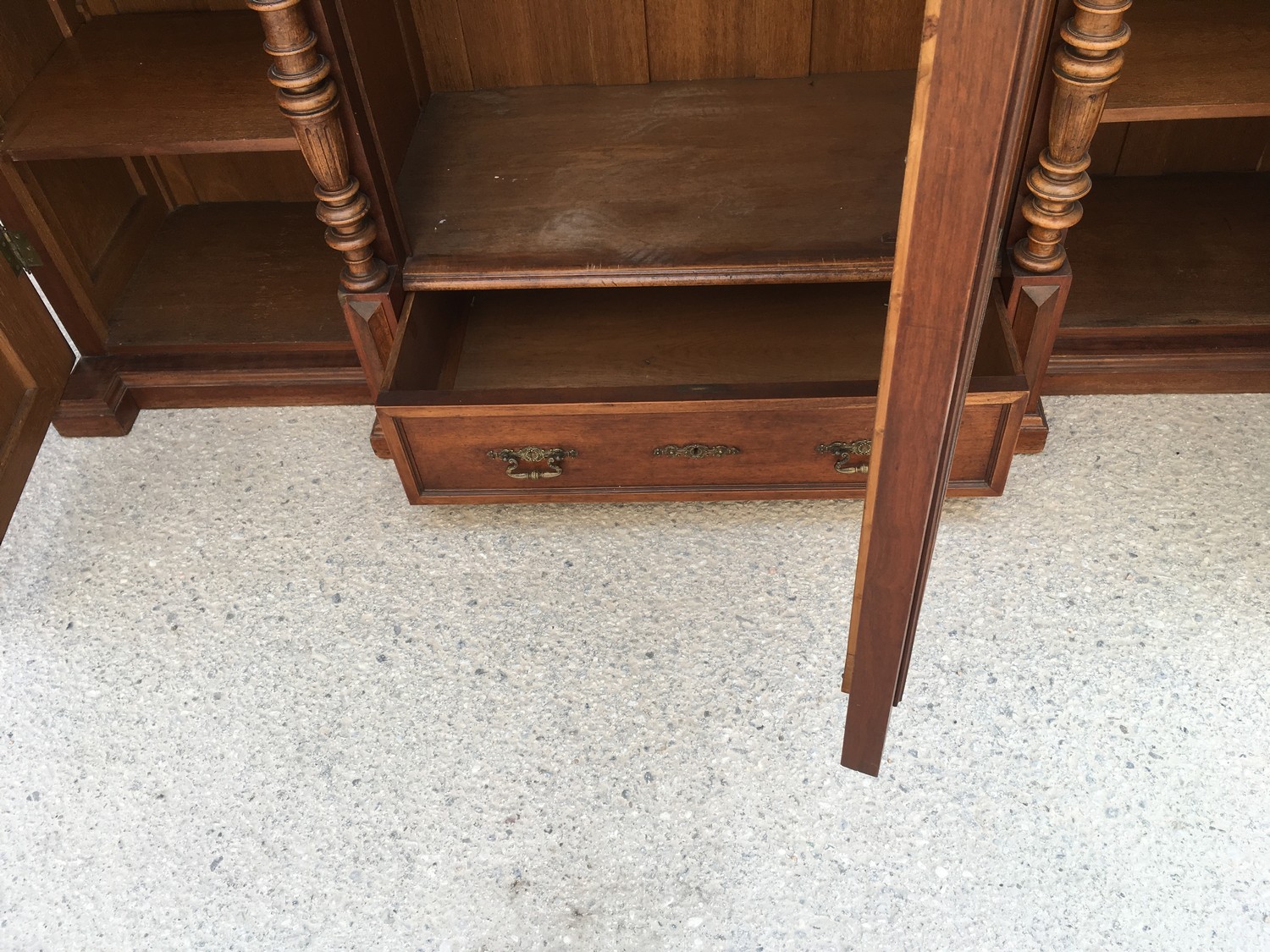 Garderobeschrank Kleiderschrank dreitürig Vollholz antik Dielenschrank Nussholzfurniert