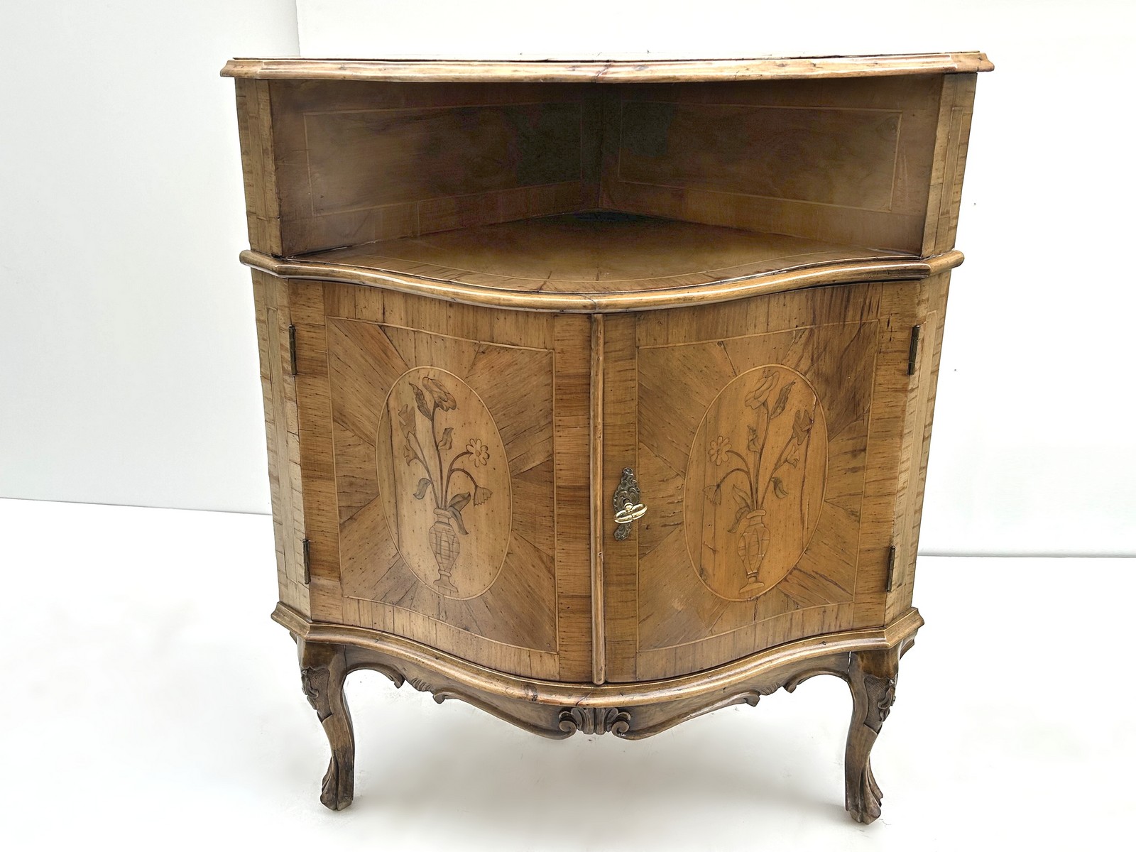 Antike Eckkommode Barockstil florale Intarsien Barschrank