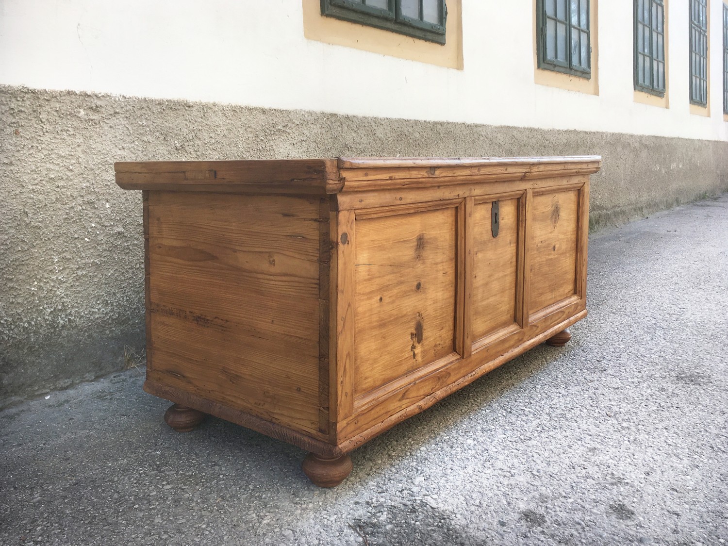 Truhe antik Naturholz saniert Landhausstil Möbel nachhaltig vegan Truhenbank