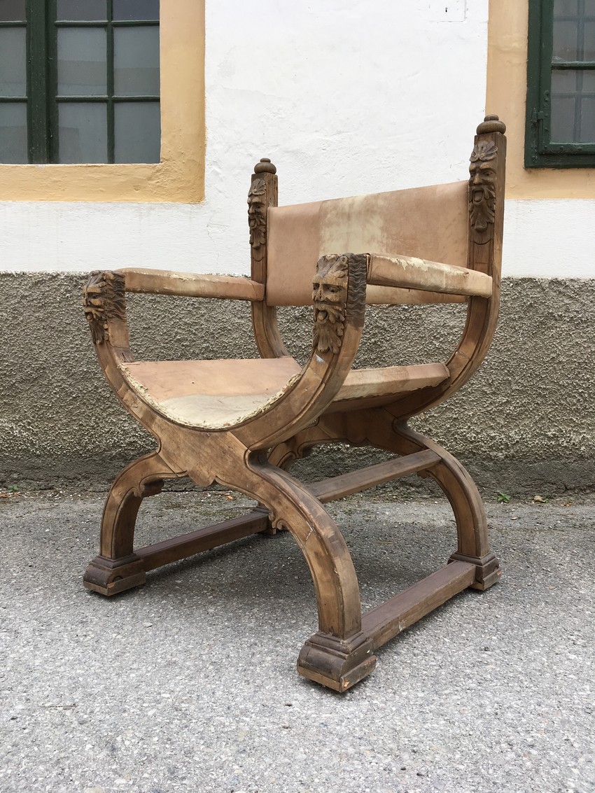 Stuhl antik Lutherstuhl mit Armlehnen Fratzen Maskeronen Satyrköpfe