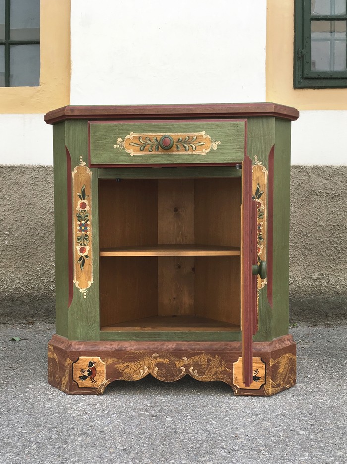 Eckkommode bemalt