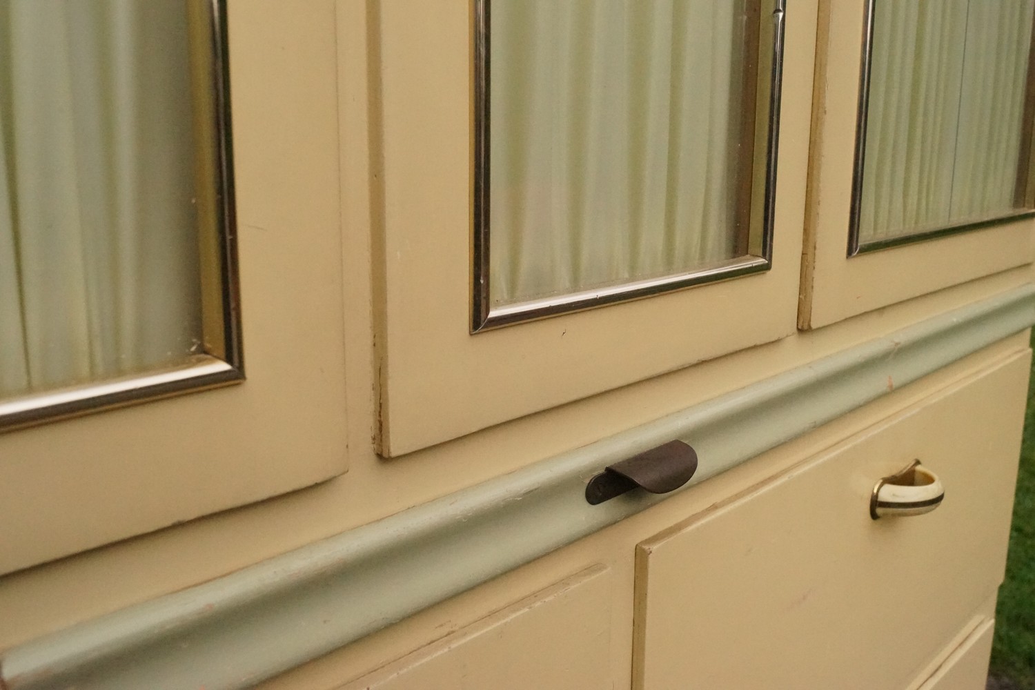 Küchenschrank creme Midcentury Vintage Schütten Schrank 50er-Jahre Vitrine Silberleiste