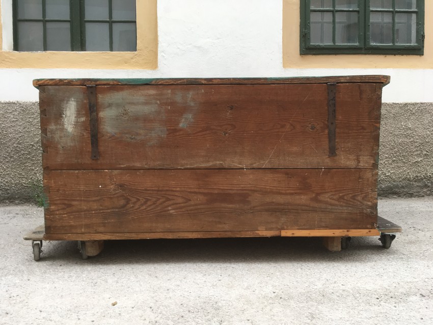 Bauerntruhe handbemalt antik Flachdeckeltruhe mit Innenladen Massivholz grün Heiligenfigur Bauernmöbel Schrank